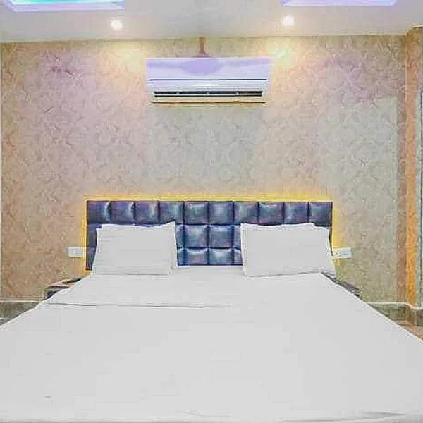 Super OYO Hotel Vivaan Residency，位于罗塔克的酒店