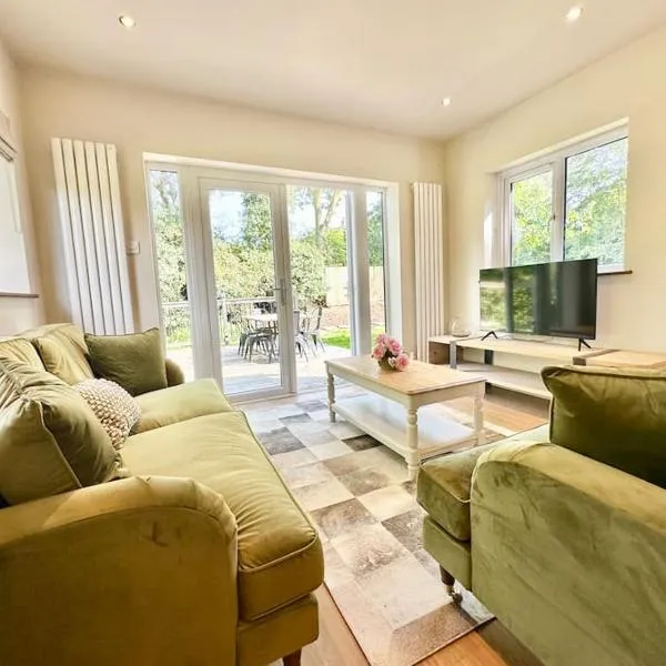 Greenacre Lodge - cosy, dog-friendly rural home with private garden，位于Redgrave的酒店