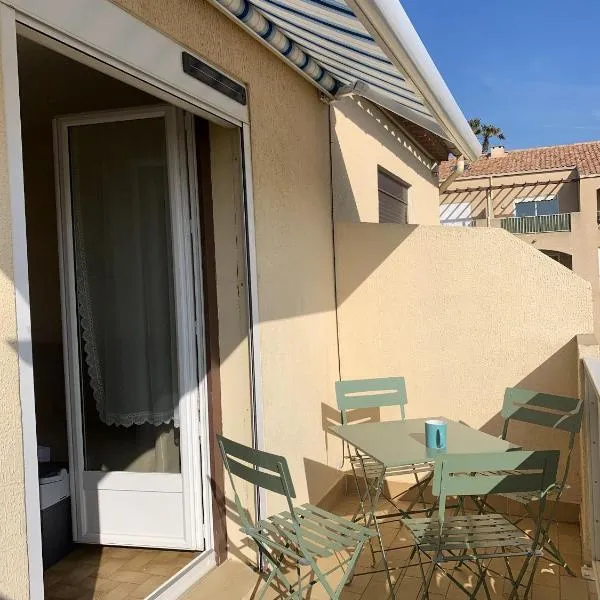 Appartement charmant à Fleury - 30 m² - Vue sur la mer，位于弗勒里的酒店