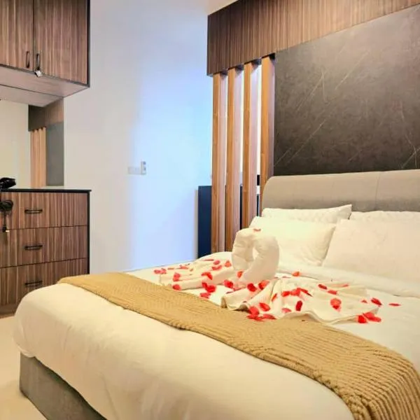 Tiara Imperio Studio 酒店风格与阳台泳池美景，位于班吉的酒店