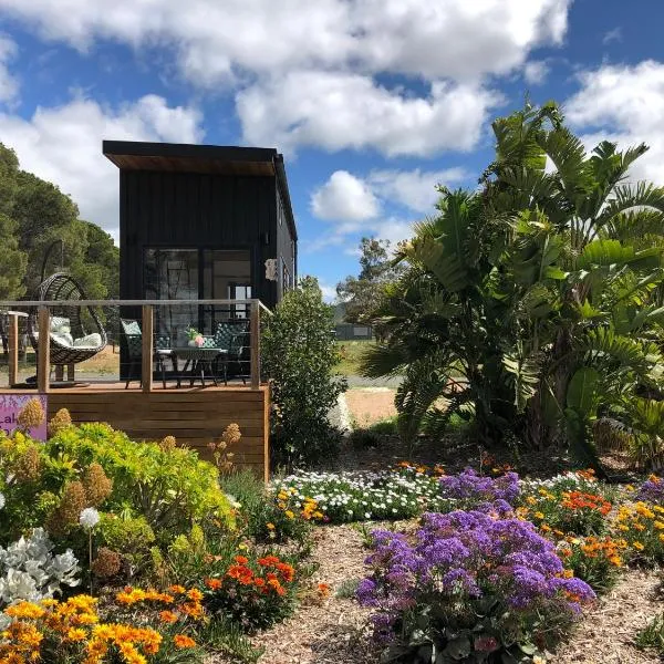The Pink Lake Tiny House - 'Sakura',位于Lochiel的酒店