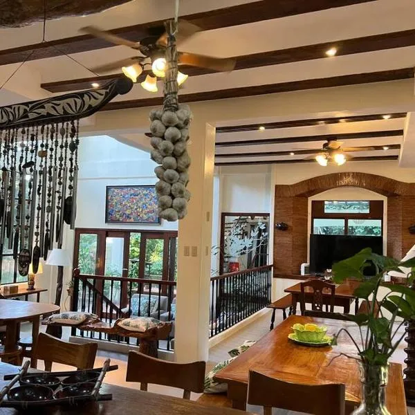 Private and Spacious 4BR 4Bath Villa in Tagaytay , Gated, Near Picnic Grove，位于大雅台的酒店