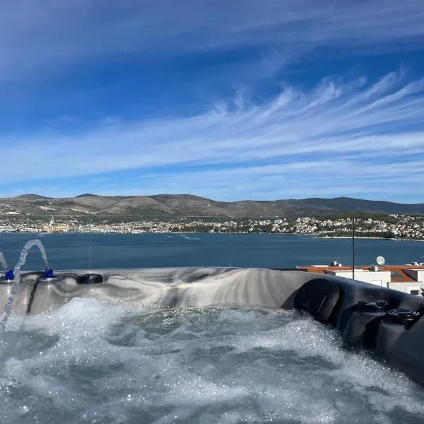 Villa Sofrania- Panoramic Views, Pool, Hot Tub, Location!，位于特罗吉尔的酒店