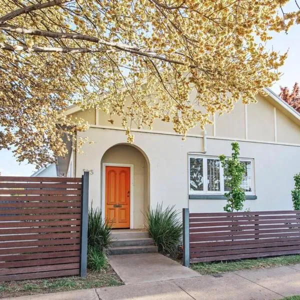 The Orange Door Mudgee -a spacious home in town，位于马奇的酒店