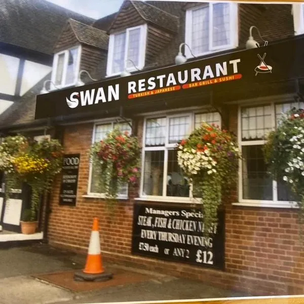 swan hotel resturant bar and grill，位于Great Bolas的酒店