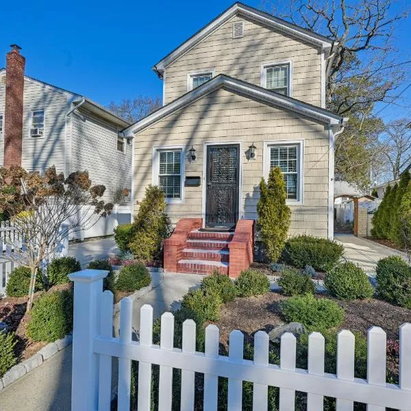 Charming Valley Stream Home 24 Mi to Central Park，位于谷溪的酒店