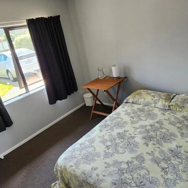 A room in a homestay，位于Akatarawa的酒店