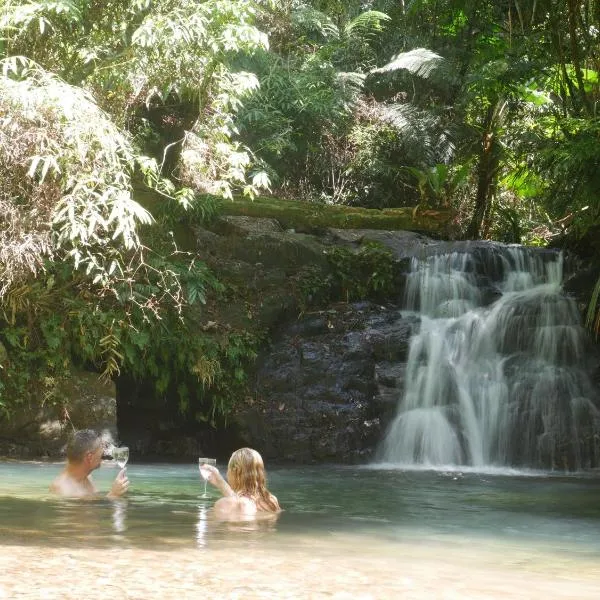 Fairy Falls - romantic Daintree Rainforest retreat with enchanting waterfall，位于Cow Bay的酒店