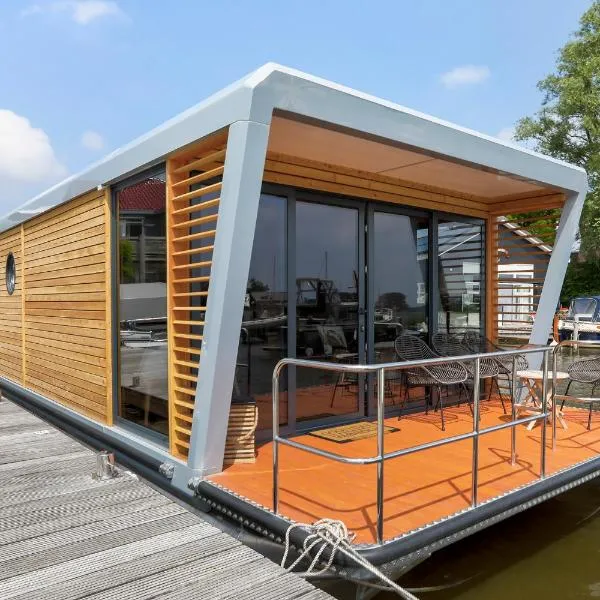 Luxe houseboat Smûk，位于海伦芬的酒店