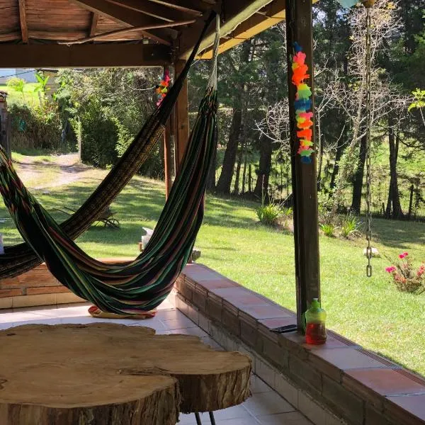 Casa Rustica con chimenea en su interior, rodeado de los cuatro elementos tierra, fuego, aire y agua, ubicada en sector tranquilo, para descansar en familia o amigos,，位于Mazo的酒店