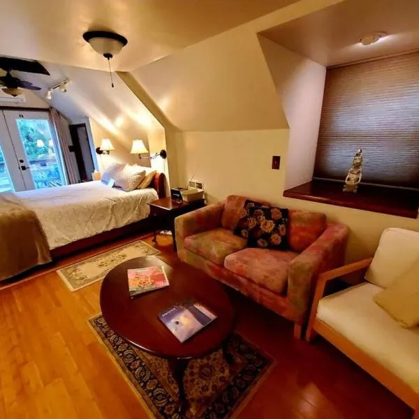 Balcony Suite at White Lotus Eco Spa Retreat，位于Stanardsville的酒店
