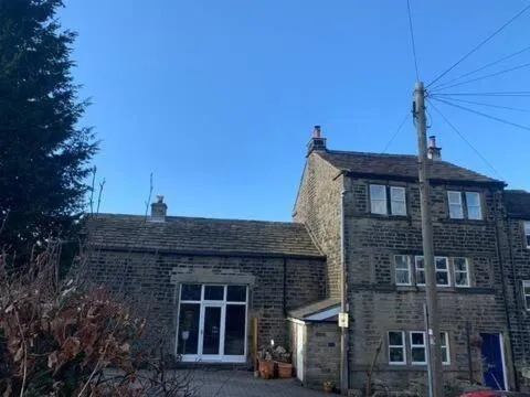 Large Sunny Room in Home Stay Quirky Cottage, Near Holmfirth，位于霍姆弗斯的酒店