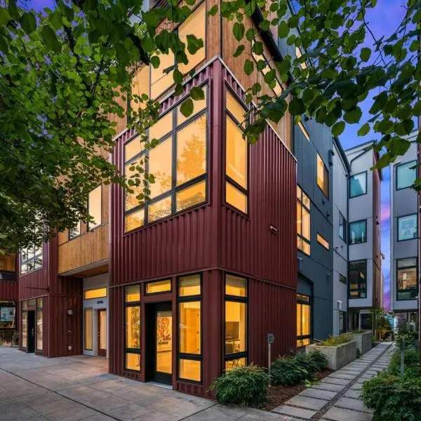 West Seattle's Modern Townhome，位于Fort Ward的酒店