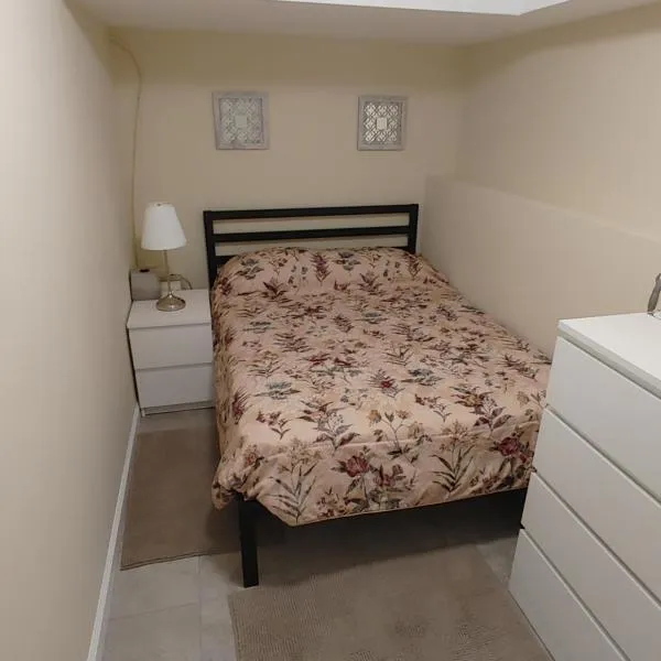 Guest house in a quiet peaceful area.，位于Mariners Harbor的酒店