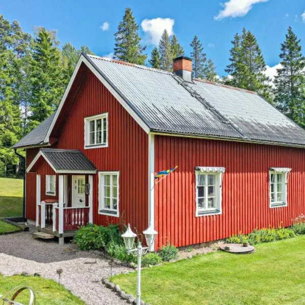 Hus Marie - schwedischer Waldhof in einsamer Lage，位于奥莫尔的酒店