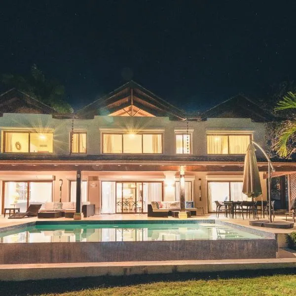 Luxurious Villa at Puerto Bahia with Great Views，位于Los Grini的酒店