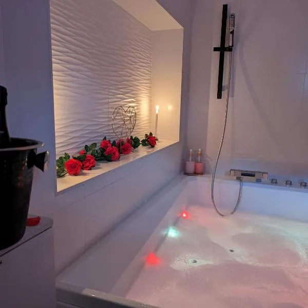 Splendide Suite LOVE ROOM avec JACUZZI PRIVATIF，位于Villeneuve-de-la-Raho的酒店