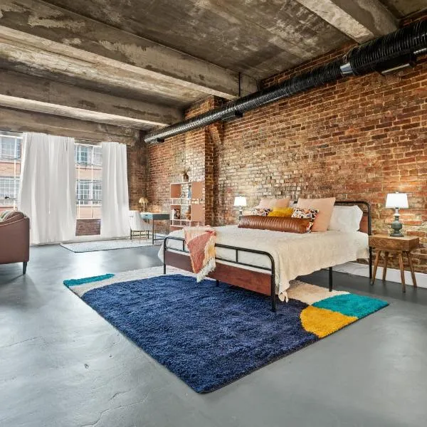 Charming Boho Loft on Historic Morris Ave，位于胡佛的酒店