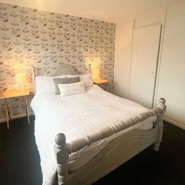 Spacious 2 double bed city home，位于Madley的酒店