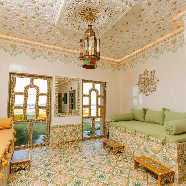 Colorful traditional Riad w/views of Spain，位于丹吉尔的酒店