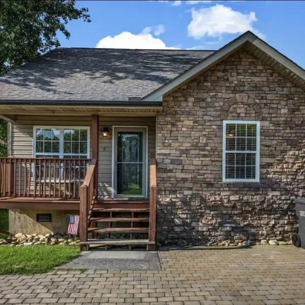 Creekside Cottage*Hot Tub*Entire Home-Pigeon Forge，位于鸽子谷的酒店