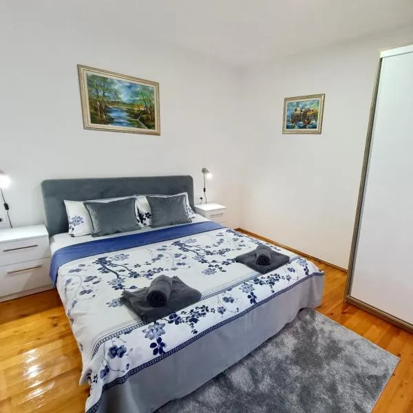 Entire house floor - 2-Bedroom Cozy & Peaceful Apartment，位于波德戈里察的酒店