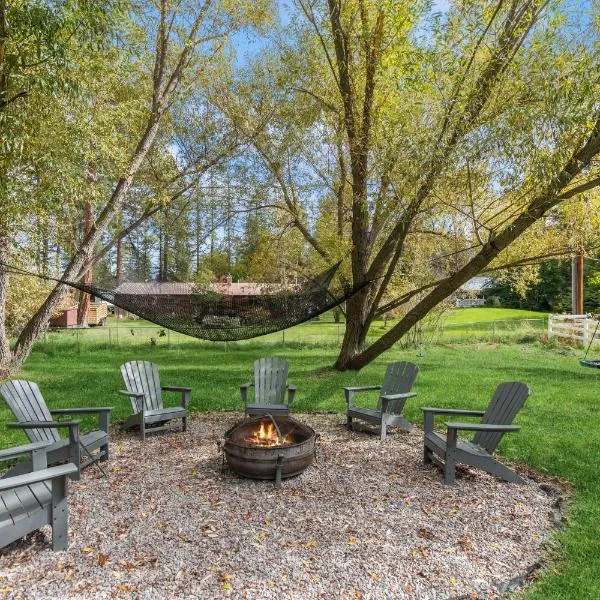 Open Sky Retreat Whitefish - Sleeps 14 Near Glacier - Hot Tub，位于白鱼镇的酒店