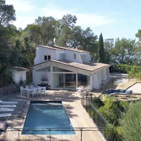 Villa Ormarine, vue exceptionnelle sur la baie de Cannes et le Mercantour，位于曼德琉-拉纳普勒的酒店