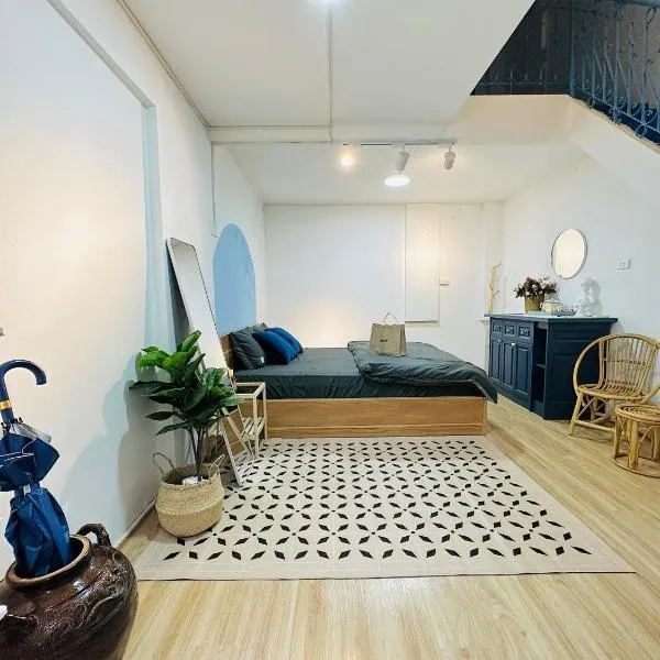 Heart of Hoan Kiem-RARE 4BR Private house unique design travel hub 13pax，位于河内的酒店