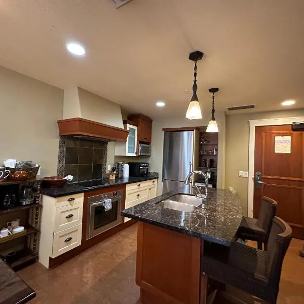 Solara Mountain Retreat - Pool - Hot Tub - Spa - Gym，位于坎莫尔的酒店