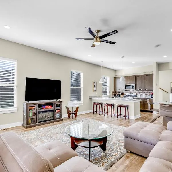 Bright & Spacious Modern Home, Mountain Views, Walk to Downtown，位于伍德兰帕克的酒店