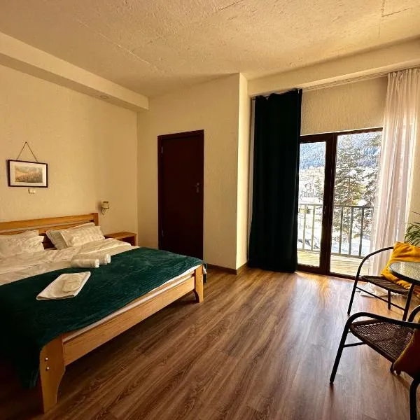 "White House Nakani" - Guesthouse near the centre，位于梅斯蒂亚的酒店