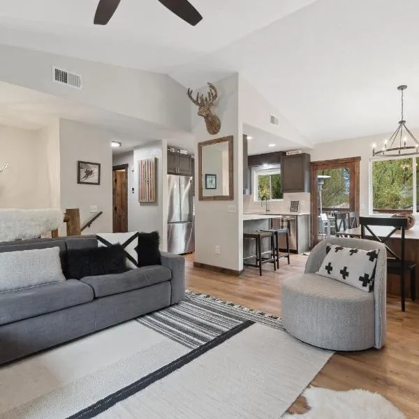 Whitefish Mountain Retreat - Sleeps 14 Near Glacier - Hot Tub & Game Room，位于白鱼镇的酒店