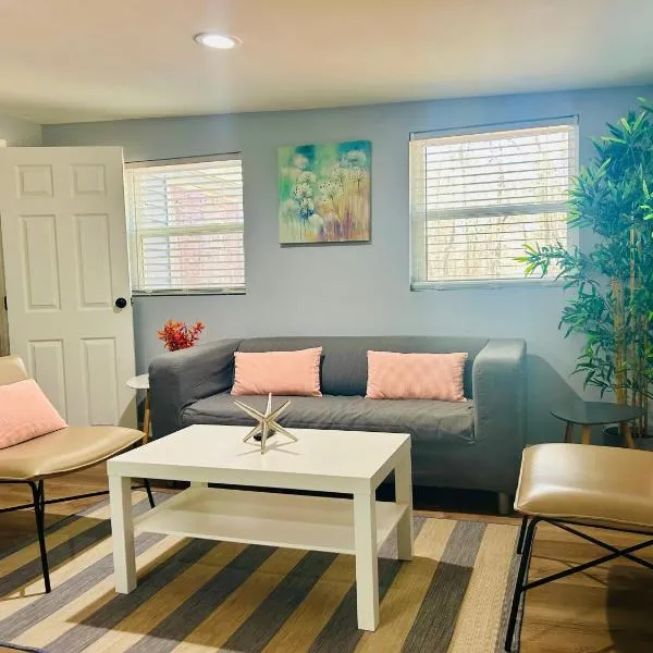 Serene & Cozy Stay near Lake Norman，位于Denver的酒店