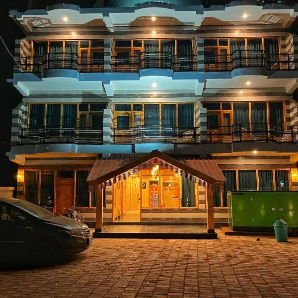 Hotel Mid Orchard Kasol l River Side，位于Dhāra的酒店