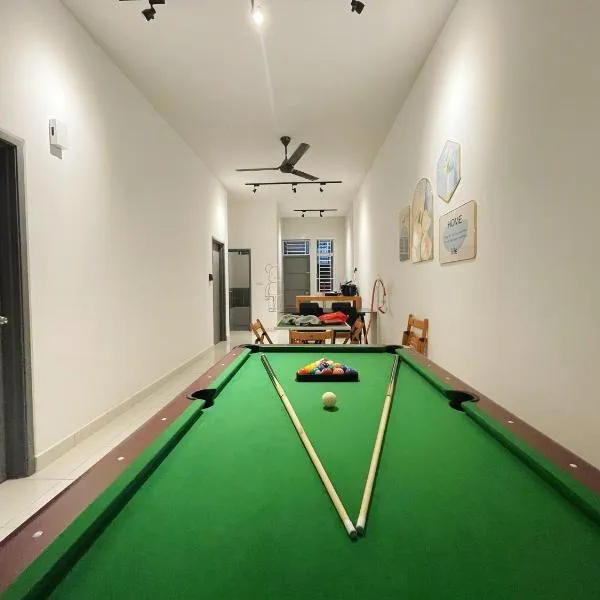 Bandar Putra 16pax Ktv Snooker BBQ /IOI Mall /JPO/Aeon/Senai Airport，位于古来的酒店