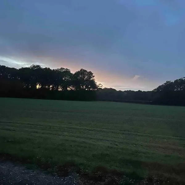 Beautiful Rural Barn in Surrey Hills AONB，位于克劳利的酒店