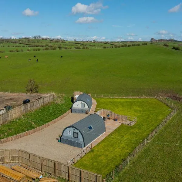 The Stag Pod Farm Stay with Hot Tub Sleeps 2 Ayrshire Rural Retreats，位于基尔马诺克的酒店