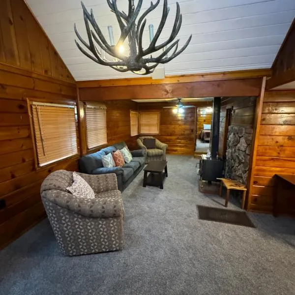 Crest Lodge Historic Mountain Inn，位于Crestline的酒店