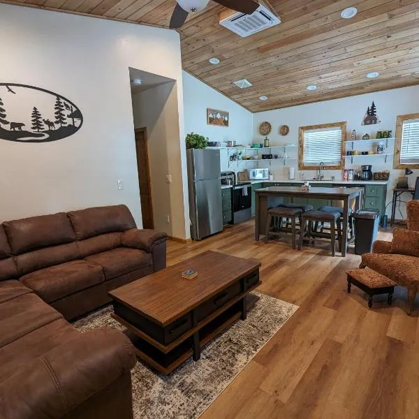 Cozy Cottage 2BD/2BA, 2 Covered Decks, Patio Dinning, Newly Built!，位于Indian Pine的酒店