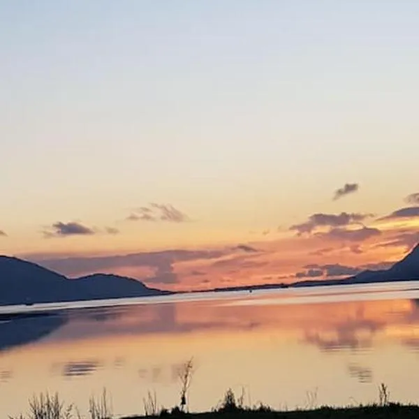 Fort William loft on shore front with amazing views，位于Caol的酒店