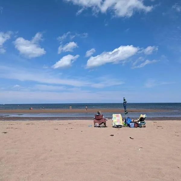 Marshlight Cottage at Aboiteau Beach - Sandy Dunes，位于Cap-Pele的酒店