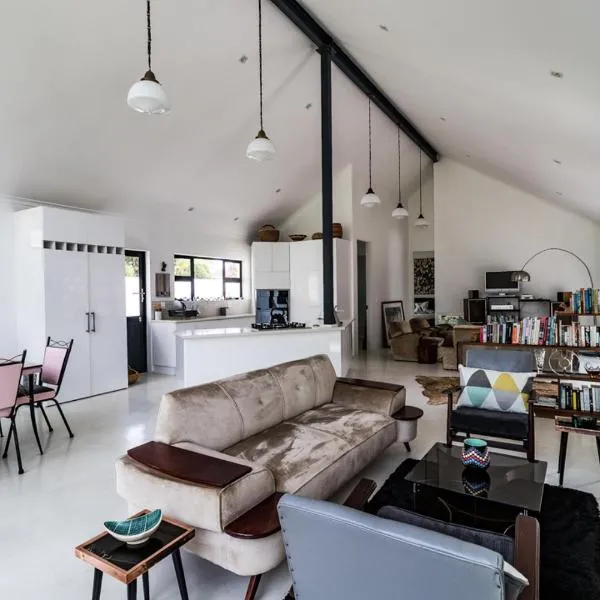 Leisure Isle 2 bedroom home with essential power.，位于克尼斯纳的酒店