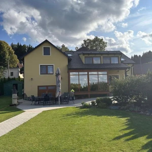 Vila v Brdech s bazénem, infra saunou a vybavením，位于Malá Víska的酒店