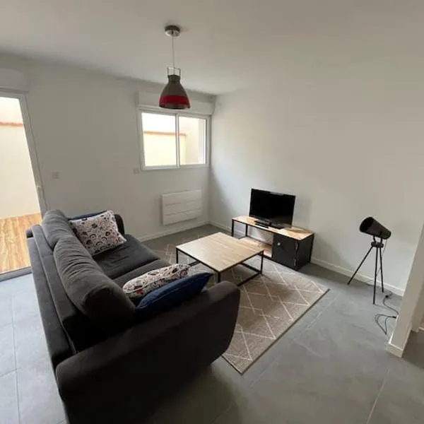Appartement neuf avec patio，位于塞夫勒河畔圣洛朗的酒店