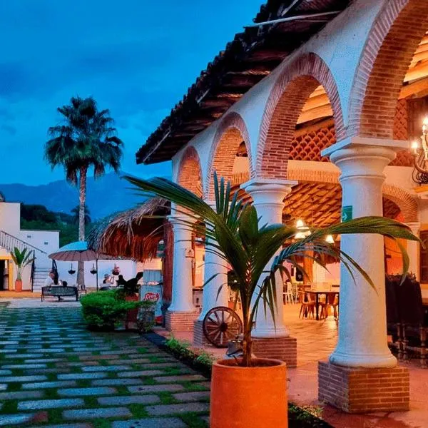 Hotel Santa Barbara Colonial - Santa Fe de Antioquia，位于Llanadas的酒店