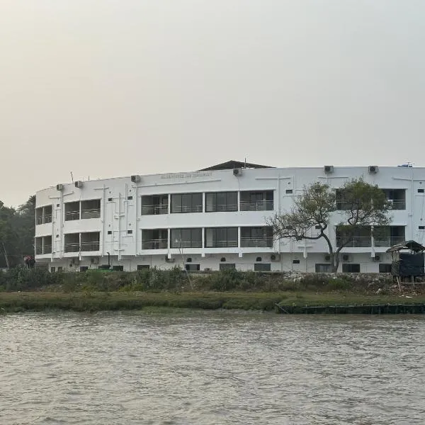 ICHHAMATI HOTEL AND RESTAURANT，位于Hāsnābād的酒店