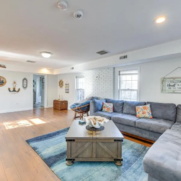 Adorable Cottage: Fire Pit, Walk to Colonial Beach,位于科洛尼尔比奇的酒店