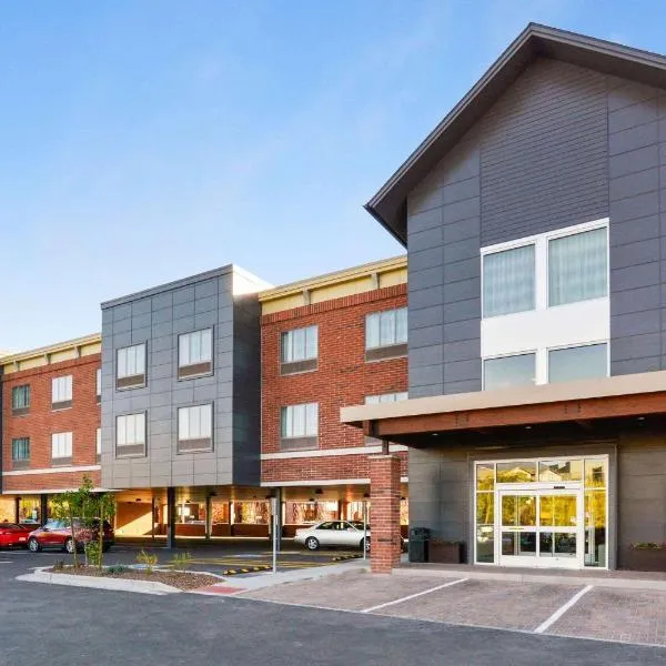 Country Inn & Suites by Radisson, Flagstaff Downtown, AZ，位于Bellemont的酒店