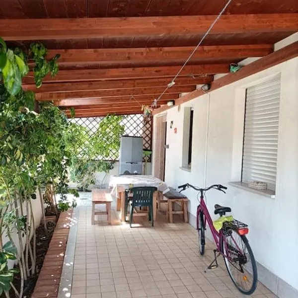 Casa con giardino a pochi passi dalla spiaggia，位于瓦斯托的酒店